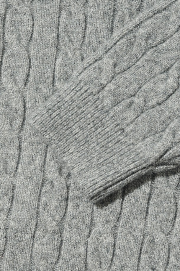 **오버핏 헨리넥 꽈배기 니트 (그레이)**

부드러운 울 소재로 제작되어 포근한 착용감을 선사하는 오버핏 헨리넥 꽈배기 니트입니다. 톤 다운된 그레이 컬러와 클래식한 꽈배기 패턴이 어우러져 베이직하면서도 캐주얼한 스타일을 연출합니다. 넉넉한 오버핏 디자인으로 편안한 활동성을 보장하며, 가을, 겨울 시즌에 따뜻하게 입을 수 있습니다. 헨리넥 디테일이 세련된 포인트를 더하며 다양한 하의와 폭넓게 매치하기 좋습니다. 긴 소매 기장과 두꺼운 두께감으로 보온성을 높였습니다.
