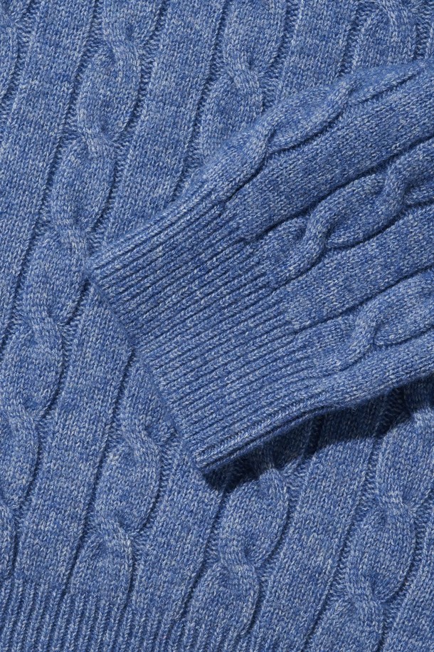 오버핏 헨리넥 꽈배기 니트 (블루)는 가을과 겨울에 따뜻하게 입을 수 있는 상의입니다. 베이직한 스타일로, 헨리넥 디자인과 케이블(꽈배기) 패턴이 특징입니다. 넉넉한 오버핏으로 편안한 착용감을 제공하며, 출근룩에도 활용하기 좋습니다. 긴 소매 기장의 레귤러 기장 니트로, 클래식, 미니멀, 캐주얼 스타일을 연출하기 좋습니다. 파란색(블루) 컬러로 다양한 하의와 매치하여 멋스러운 스타일링을 완성해보세요.
