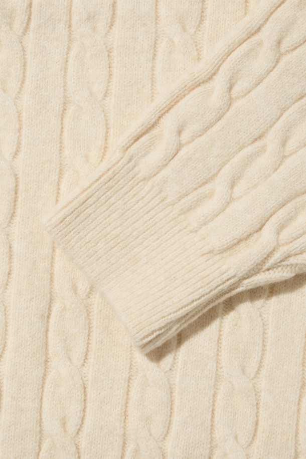 부드러운 울과 아크릴 혼방 소재의 오버핏 헨리넥 꽈배기 니트입니다. 아이보리 컬러로 어떤 룩에도 잘 어울리며, 캐주얼, 클래식, 미니멀 스타일 연출에 적합합니다. 가을, 겨울 시즌 데이트룩, 출근룩에 따뜻함과 스타일을 더해줍니다. 도톰한 두께감과 부드러운 촉감, 꽈배기 패턴이 특징이며, 헨리넥 디자인으로 포인트를 더했습니다. 넉넉한 오버핏으로 편안한 착용감을 선사합니다.
