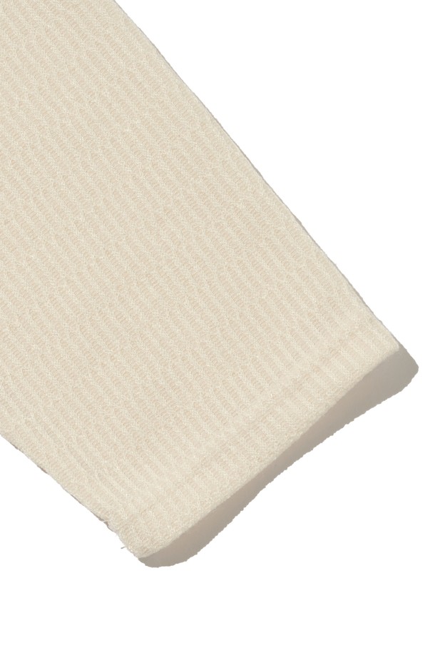 베이직하고 미니멀한 스타일의 여성용 스냅 포인트 라운드 니트입니다. 부드러운 촉감의 얇은 두께로 봄, 가을에 적합하며, 크림 컬러가 어떤 옷에도 잘 어울립니다. 레귤러핏으로 편안하게 착용 가능하며, 긴 소매와 라운드넥 디자인으로 깔끔한 느낌을 줍니다. 스냅 버튼 디테일이 포인트로, 밋밋함을 덜어줍니다.
