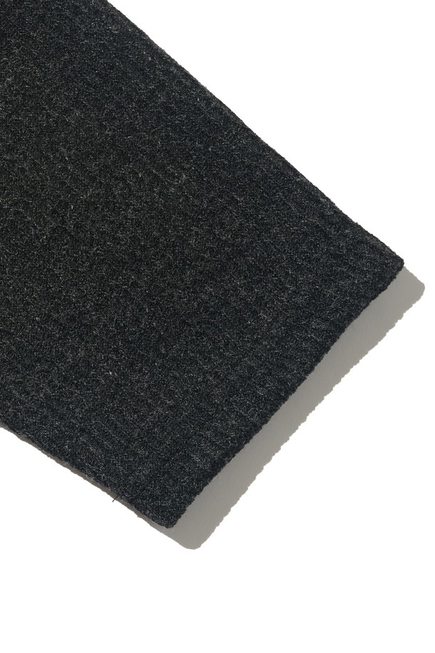 차분한 무드의 스냅 포인트 라운드 니트 (차콜)입니다. 부드러운 촉감의 니트 소재로 제작되어 가을, 겨울철 따뜻하게 착용할 수 있습니다. 베이직하고 캐주얼한 스타일로 출근룩, 일상 어디에나 잘 어울립니다. 레귤러 핏에 라운드넥 디자인이며, 긴 소매와 두꺼운 두께감으로 포근함을 더했습니다. 스냅 버튼 디테일이 포인트로, 미니멀하면서도 세련된 느낌을 선사합니다.
