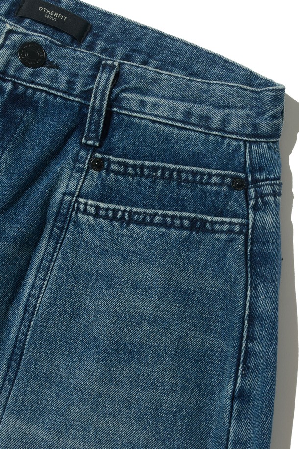 절개 와이드 벌룬 데님 팬츠(중청)는 캐주얼한 무드의 여성 데님 팬츠입니다. 봄, 여름, 가을에 착용하기 좋으며, 일상, 데이트룩, 여행룩 등 다양한 TPO에 활용할 수 있습니다. 뻣뻣한 촉감의 중청 컬러 데님 소재로 제작되었으며, 와이드하고 벌룬 핏으로 편안한 착용감을 선사합니다. 무지 디자인에 절개 디테일이 더해져 미니멀하면서도 스타일리시한 포인트를 줍니다. 루즈핏으로 어떤 상의와도 쉽게 매치하여 캐주얼, 미니멀, 클래식 스타일을 연출할 수 있습니다.
