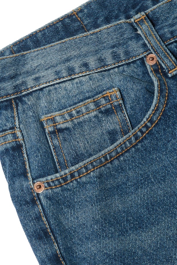 빈티지 워싱 데님 팬츠 (중청)는 캐주얼하고 미니멀한 스타일을 추구하는 남성분들을 위한 데님 팬츠입니다. 봄, 여름, 가을, 계절에 숏 기장으로 시원하게 착용 가능하며, 데이트룩과 여행룩에 활용하기 좋습니다. 워싱 가공으로 빈티지한 매력을 더했으며, 레귤러핏으로 편안한 착용감을 선사합니다. 뻣뻣한 촉감의 무지 데님 소재로 제작되었습니다.
