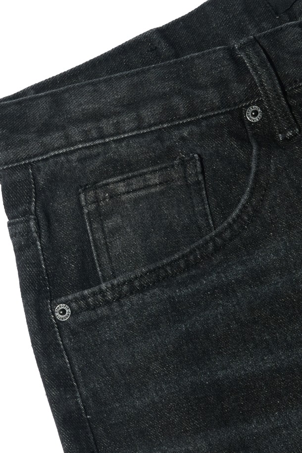 빈티지 워싱 데님 팬츠(흑청)는 캐주얼하고 빈티지한 스타일을 즐기는 분들을 위한 레귤러핏 데님 팬츠입니다. 흑청 컬러의 데님 소재에 워싱 가공을 더해 자연스러운 멋을 연출하며, 봄, 여름, 가을 3계절 모두 착용 가능합니다. 데이트룩, 출근룩 등 다양한 TPO에 활용 가능하며, 미니멀, 클래식 스타일과도 잘 어울립니다. 무지 디자인으로 어떤 상의와도 매치하기 용이하며, 활동성을 고려한 레귤러핏으로 편안한 착용감을 제공합니다.
