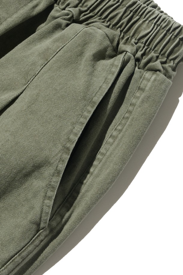 부드러운 면 소재로 제작되어 편안한 착용감을 선사하는 바이오 원턱 와이드 카키색 반바지입니다. 얇은 두께감과 루즈핏으로 제작되어 봄, 여름, 가을 쾌적하게 착용 가능하며, 베이직하고 캐주얼한 스타일을 연출합니다. 허리 밴딩과 원턱 디테일이 편안함과 활동성을 더하며, 여행룩, 캠핑룩 등 다양한 TPO에 활용하기 좋습니다. 미니멀, 캐주얼, 클래식한 스타일을 즐겨 입는 분들께 추천합니다.
