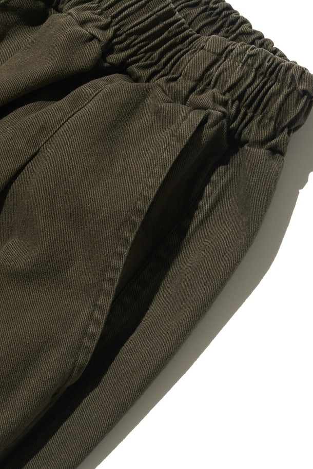 부드러운 면 소재로 제작되어 편안한 착용감을 선사하는 바이오 원턱 와이드 코튼 팬츠입니다. 브라운 컬러의 무지 디자인으로 어떤 상의에도 잘 어울려 데일리룩으로 활용하기 좋습니다. 얇은 두께감과 루즈핏으로 봄, 여름, 가을 시즌에 시원하고 편안하게 착용할 수 있습니다. 허리 밴딩 처리와 원턱 디테일로 활동성을 높였으며, 캐주얼 및 미니멀 스타일을 연출하기 좋습니다.
