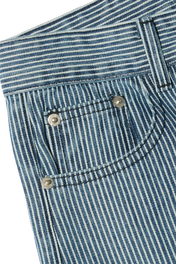 산뜻한 블루 컬러의 스트라이프 세미 와이드 벌룬 팬츠입니다. 캐주얼하고 미니멀한 스타일로, 봄과 여름 시즌에 산책룩으로 활용하기 좋습니다. 와이드 핏과 벌룬 실루엣이 편안하면서도 스타일리시한 매력을 선사합니다. 다양한 상의와 매치하여 개성 있는 룩을 연출해보세요. 일상에서 편안하게 즐겨 입을 수 있는 매력적인 바지입니다.
