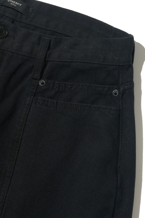 블랙 컬러의 절개 포인트 웨스턴 벌룬 팬츠입니다. 봄, 여름, 가을 시즌에 활용하기 좋은 긴 기장의 바지로, 캐주얼, 미니멀, 시크 스타일을 연출할 수 있습니다. 루즈핏 벌룬핏으로 편안한 착용감을 선사하며, 절개 디테일이 돋보이는 디자인입니다. 다양한 상의와 매치하여 웨스턴 무드를 즐길 수 있습니다. 데일리룩에 포인트를 더해보세요.
