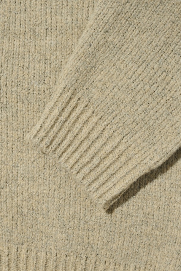 따뜻하고 포근한 착용감의 오버핏 하이넥 니트 가디건 (베이지)입니다. 부드러운 촉감의 니트 소재로 제작되어 가을, 겨울철에 포근함을 선사합니다. 베이직한 디자인에 하이넥 스타일이 더해져 클래식, 미니멀, 캐주얼 등 다양한 스타일 연출에 용이합니다. 여밈 방식은 단추이며, 넉넉한 오버핏으로 편안한 착용감을 제공합니다. 무지 디자인으로 어떤 옷에도 쉽게 매치하여 데일리룩을 완성할 수 있습니다.
