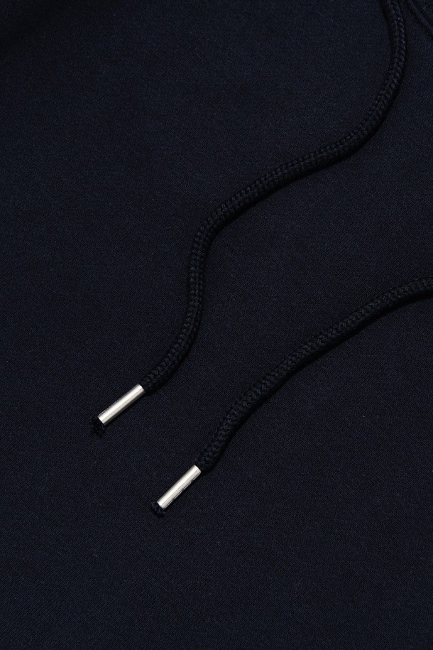 **[기모선택] 시그니처 로고 후드 티셔츠 (네이비)**는 캐주얼과 미니멀 스타일을 추구하는 분들을 위한 후드 티셔츠입니다. 넉넉한 레귤러 핏으로 편안한 착용감을 선사하며, 가을, 겨울 시즌에 적합하도록 두꺼운 기모 안감으로 제작되었습니다. 부드러운 촉감의 면 소재에 로고 패턴이 더해져 베이직하면서도 세련된 디자인을 완성합니다. 네이비 컬러로 어떤 스타일에도 쉽게 매치할 수 있으며, 선택형 기모 안감으로 보온성을 강화했습니다. 긴소매 후드 티셔츠로 일상에서 편안하게 즐겨 입을 수 있습니다.
