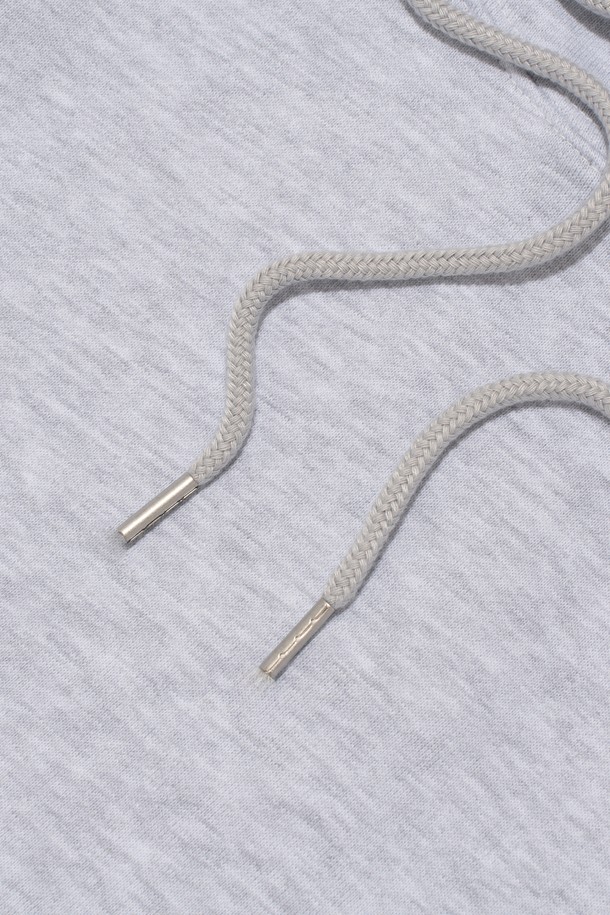 [기모선택] 시그니처 로고 후드 티셔츠 (라이트그레이)는 부드러운 촉감의 기모 안감으로 포근함을 더한 후드 티셔츠입니다. 가을, 겨울 시즌에 적합하며, 캐주얼, 스트릿 스타일을 즐겨 입는 분들께 추천합니다. 레귤러핏으로 편안하게 착용 가능하며, 시그니처 로고 프린팅이 돋보입니다. 캠핑룩이나 집콕룩 등 다양한 TPO에 활용 가능하며, 어떤 하의와도 쉽게 매치할 수 있어 활용도가 높습니다. 라이트 그레이 컬러로 어떤 스타일에도 잘 어울리는 기본 아이템입니다.
