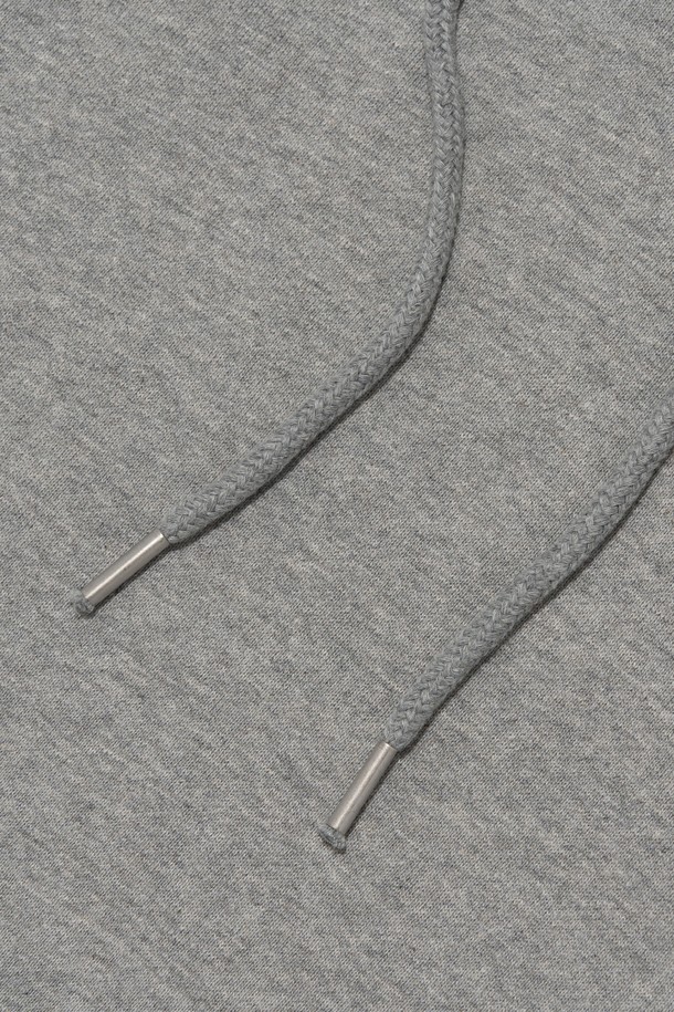 [기모선택] 아키텍쳐 로고 후드 티셔츠 (그레이)는 부드러운 촉감의 면 소재에 기모 안감을 더해 가을과 겨울철 따뜻하게 착용할 수 있는 후드 티셔츠입니다. 오버핏으로 제작되어 편안한 착용감을 제공하며, 캐주얼 및 스트릿 스타일 연출에 용이합니다. 그레이 컬러에 아키텍쳐 로고 디자인이 돋보이며, 긴 소매 기장으로 활동성을 높였습니다. 두꺼운 두께감으로 보온성을 강화했으며, 선택형 기모 옵션으로 개인의 취향에 맞게 선택할 수 있습니다. 일상생활에서 폭넓게 활용 가능한 실용적인 아이템입니다.
