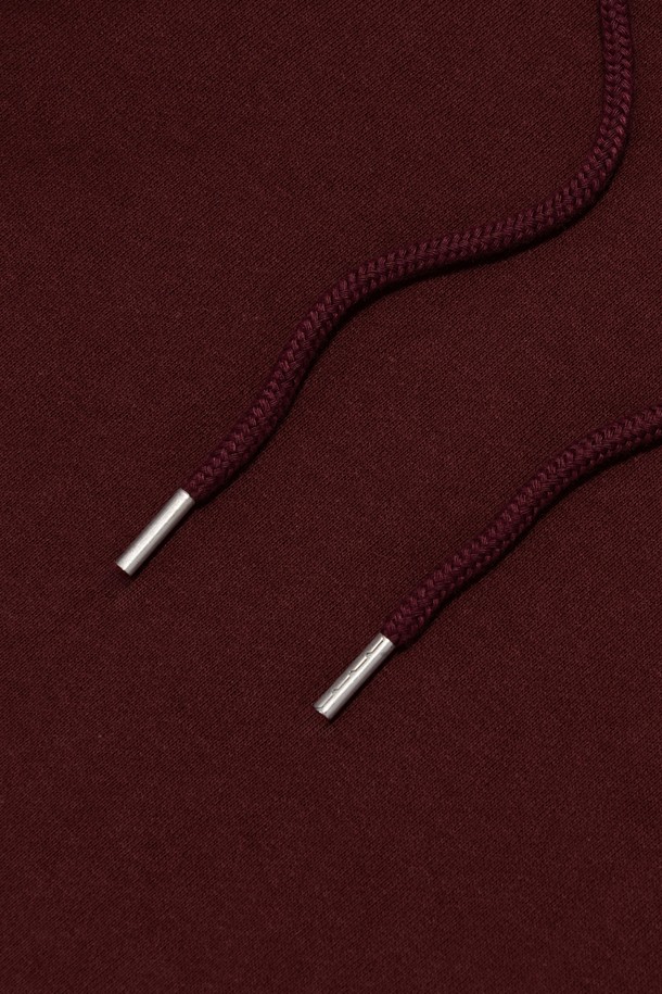 따뜻함과 스타일을 모두 갖춘 [기모선택] 아키텍쳐 로고 후드 티셔츠 (와인)입니다. 부드러운 면 소재에 기모 안감을 더해 가을, 겨울철에도 포근하게 착용할 수 있습니다. 캐주얼, 스트릿 스타일을 연출하기 좋으며, 레귤러핏으로 편안한 착용감을 선사합니다. 와인 컬러에 아키텍쳐 로고 디자인이 돋보이며, 긴 소매와 후드 디테일로 포인트를 더했습니다. 선택형 기모 옵션으로 취향에 맞게 따뜻함을 조절할 수 있습니다.
