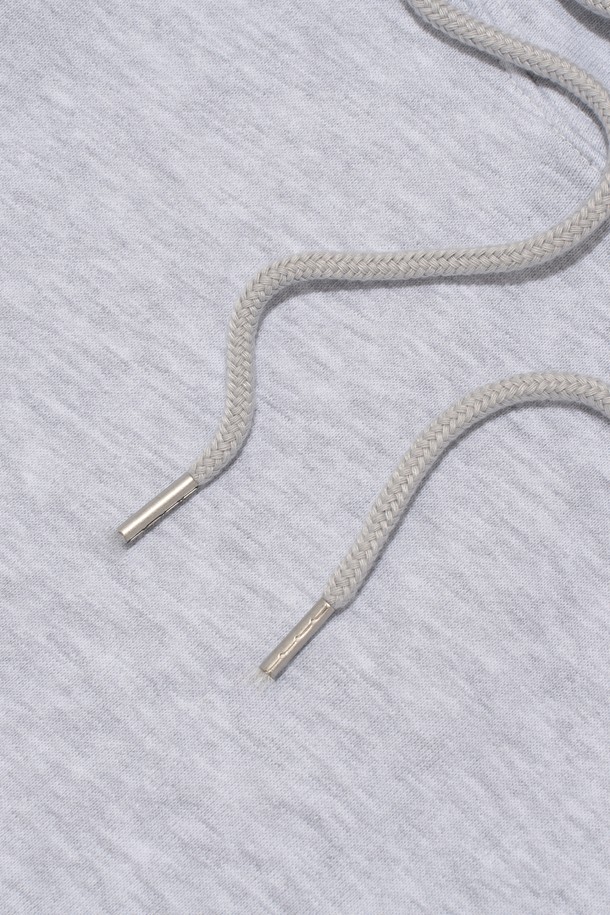 **[기모선택] 아키텍쳐 로고 후드 티셔츠 (라이트 그레이)**는 가을, 겨울철 따뜻하게 입을 수 있는 남녀 공용 후드 티셔츠입니다. 부드러운 촉감의 면 소재에 기모 안감을 더해 포근함을 선사하며, 레귤러핏으로 편안한 착용감을 제공합니다. 캐주얼, 미니멀 스타일 연출에 용이하며, 집콕룩이나 캠핑룩으로 활용하기 좋습니다. 라이트 그레이 컬러에 아키텍쳐 로고 디자인으로 심플하면서도 멋스러운 포인트를 더했습니다. 기모 선택 옵션으로 더욱 따뜻하게 즐길 수 있습니다.
