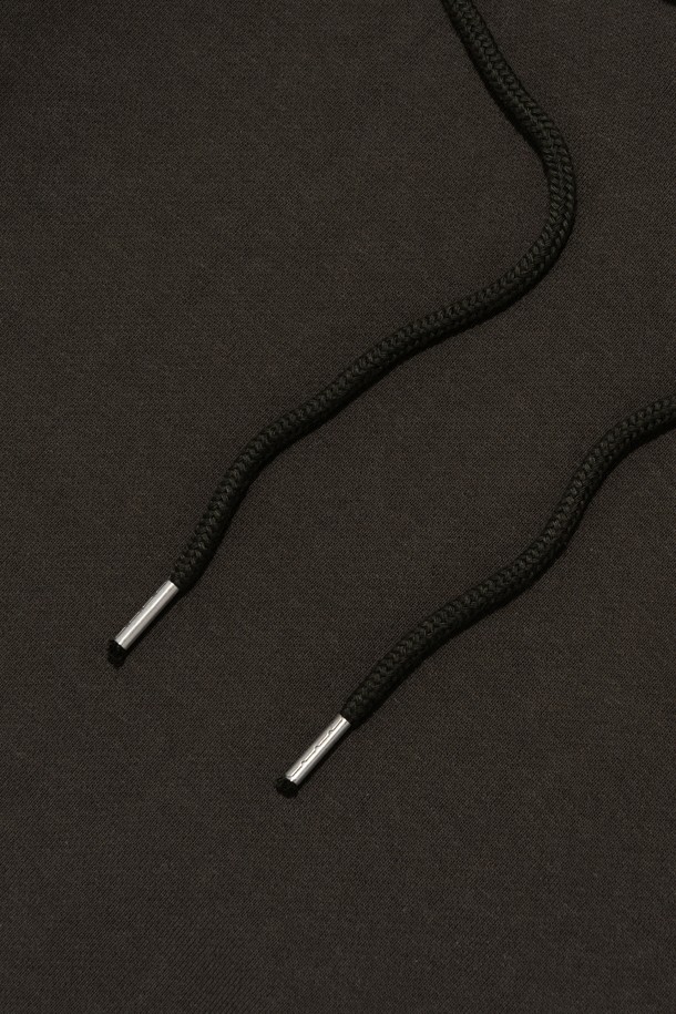 [기모선택] 아키텍쳐 로고 후드 티셔츠 (카키)는 캐주얼과 스트리트 스타일을 모두 아우르는 공용 후드 티셔츠입니다. 가을과 겨울에 따뜻하게 착용할 수 있도록 기모 안감을 선택할 수 있으며, 두께감 있는 소재로 제작되어 보온성을 높였습니다. 오버핏으로 편안한 착용감을 제공하며, 레귤러 기장으로 다양한 하의와 매치하기 좋습니다. 카키 색상에 아키텍쳐 로고 디자인이 돋보이며, 긴 소매와 부드러운 촉감이 특징입니다. 일상복으로 활용하기 좋은 아이템입니다.
