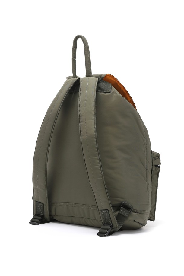 모노 투포켓 라이트 백팩 (카키)는 미니멀한 스타일과 빈티지한 감성을 담은 남성용 백팩입니다. 나일론 소재를 사용하여 가볍고 튼튼하며, 사각 형태에 전면 투 포켓 디자인으로 실용성을 더했습니다. 넉넉한 수납공간과 지퍼형 잠금 방식으로 소지품을 안전하게 보관할 수 있습니다. 출근룩, 여행룩, 캠핑룩 등 다양한 TPO에 활용 가능하며, 캐주얼, 시티보이 스타일을 즐기는 분들께 추천합니다. 심플한 실루엣과 안정적인 구조로 편안하게 사용 가능합니다.
