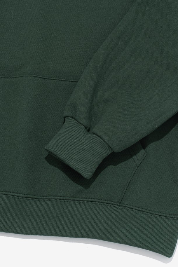 **[기모선택] 에센셜 플랜 후드티셔츠 (그린)**는 부드러운 촉감의 면, 폴리에스테르 혼방 소재에 기모 안감을 더해 가을, 겨울철 따뜻하게 입을 수 있는 후드 티셔츠입니다. 릴랙스핏과 세미오버핏으로 편안한 착용감을 제공하며, 베이직하고 미니멀한 스타일로 다양한 일상룩 연출에 용이합니다. 무지 디자인에 레귤러 기장으로 제작되었으며, 데일리웨어로 활용하기 좋습니다. 그린 컬러를 포함하여 총 10가지 색상 옵션으로 출시되어 폭넓은 선택이 가능합니다. 집콕룩, 산책룩 등 어떤 TPO에도 잘 어울리는 캐주얼하고 미니멀한 후드티입니다.
