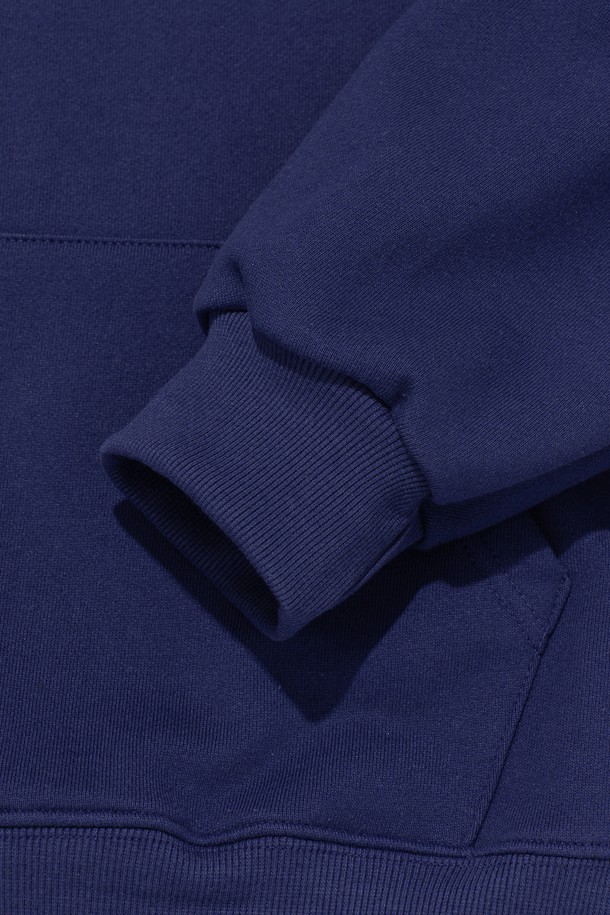 [기모선택] 에센셜 플랜 후드티셔츠 (블루)는 부드러운 촉감의 면, 폴리에스테르 혼방 소재에 기모 안감을 더해 가을과 겨울에 따뜻하게 입을 수 있는 후드 티셔츠입니다. 베이직하고 미니멀한 디자인으로, 일상에서 편안하게 착용하기 좋습니다. 넉넉한 릴랙스핏과 세미 오버핏으로 제작되어 활동성을 높였으며, 레귤러 기장으로 어떤 하의와도 잘 어울립니다. 긴 소매와 무지 패턴, 후드 디자인이 특징이며, 데일리웨어로 내구성이 좋아 오랫동안 착용할 수 있습니다.
