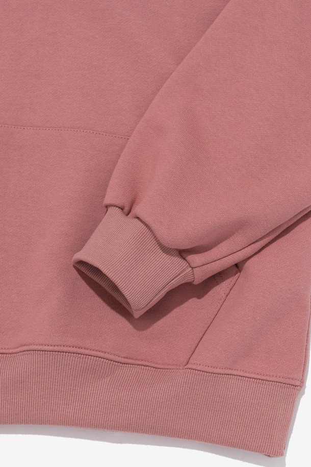 따뜻하고 포근한 [기모선택] 웨이브 로고 후드티셔츠 (핑크)입니다. 부드러운 면, 폴리에스테르 혼방 소재에 기모 안감을 더해 가을, 겨울철에도 든든하게 착용할 수 있습니다. 캐주얼하고 베이직한 스타일로, 집콕룩이나 산책룩 등 어떤 TPO에도 잘 어울립니다. 세미오버핏 디자인으로 편안한 착용감을 선사하며, 밴디지 디자인과 웨이브 로고가 돋보입니다. 세탁 후 변형을 최소화하여 관리가 용이하며, 실용적인 디자인으로 데일리 아이템으로 활용하기 좋습니다.
