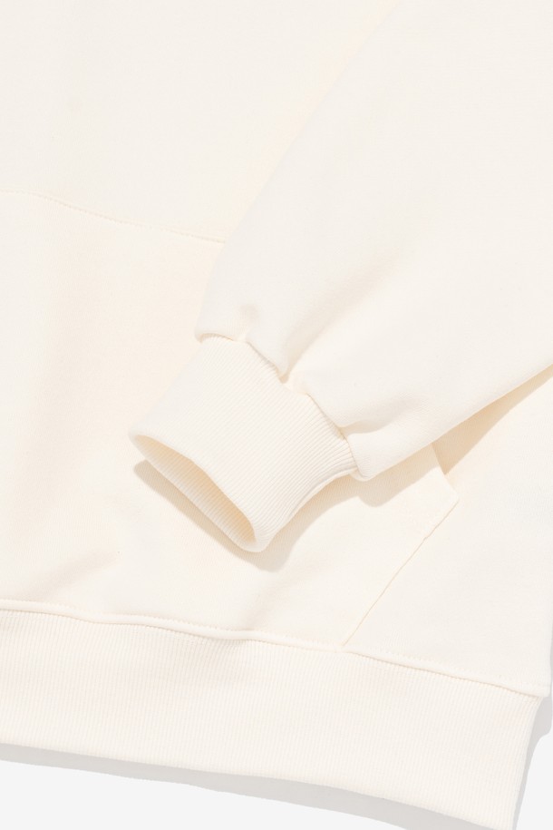 아이보리 컬러의 "[기모선택] 웨이브 로고 후드티셔츠"입니다. 면과 나일론 혼방 소재로 제작되어 편안한 착용감을 선사하며, 안감 기모 처리로 보온성을 높였습니다. 세미 오버핏으로 캐주얼한 스타일을 연출하며, 밴디지 디자인과 웨이브 로고가 특징입니다. 세탁 후 변형이 적어 관리가 용이하며, 집콕룩이나 산책룩은 물론 미니멀, 스트리트 패션에도 잘 어울립니다. 브랜드 이미지를 직관적으로 보여주는 디자인으로 소장 가치를 더했습니다.
