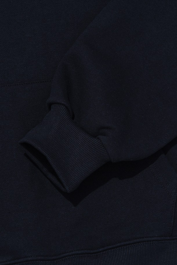 ANM 로고 후드티셔츠 (네이비)는 부드러운 면과 폴리에스테르 혼방 소재로 제작되어 편안한 착용감을 선사합니다. 베이직하고 캐주얼한 스타일로, 봄, 가을, 겨울 모두 활용 가능하며, 일상복으로 적합합니다. 아치형 레터링 디자인과 감성적인 텍스트 포인트가 특징이며, 세미 오버핏으로 트렌디한 핏을 연출합니다. 네이비 컬러의 긴소매 후드티셔츠로, 다양한 스타일링에 활용하기 좋습니다. 내구성이 뛰어나 오랫동안 즐겨 입을 수 있습니다.
