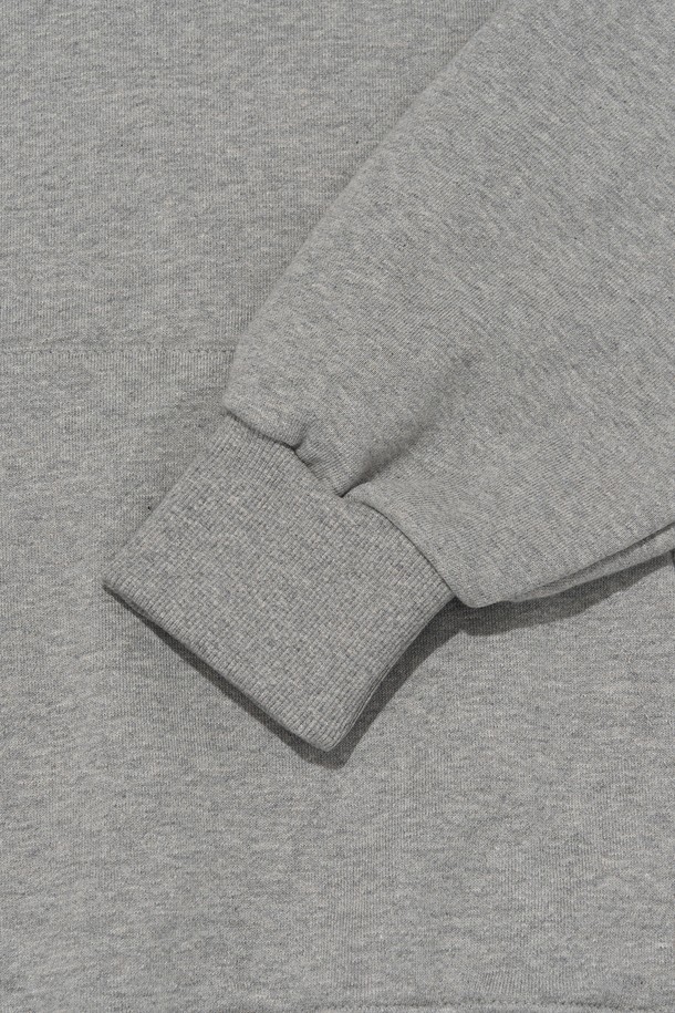 **[기모선택] 에센셜 플랜 후드티셔츠 (그레이)**는 가을과 겨울에 따뜻하게 입을 수 있는 데일리 후드티셔츠입니다. 베이직하고 미니멀한 디자인으로, 집콕룩이나 산책룩 등 다양한 TPO에 활용할 수 있습니다. 면과 폴리에스테르 혼방 소재에 기모 안감을 더해 편안한 착용감을 제공하며, 세미오버핏과 릴랙스핏으로 제작되었습니다. 무지 스타일의 긴소매 후드티셔츠로, 6가지 컬러 옵션 중 그레이 색상입니다. 다양한 스타일 연출이 가능하여 활용도가 높습니다.
