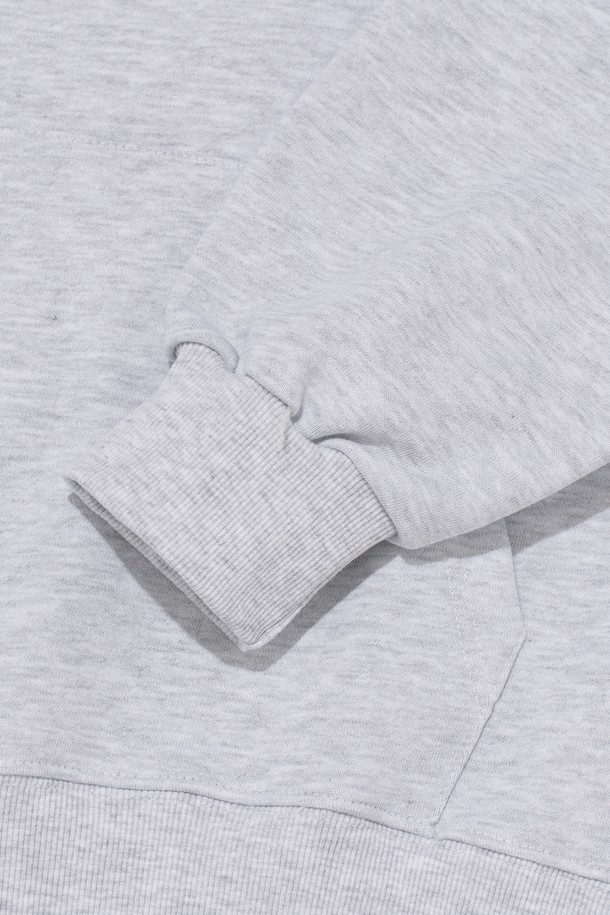 [기모선택] 에센셜 플랜 후드티셔츠 (라이트그레이)는 베이직하고 미니멀한 스타일의 후드티셔츠입니다. 가을과 겨울에 적합하며, 부드러운 기모 안감으로 따뜻하게 착용할 수 있습니다. 면, 폴리에스테르 혼방 소재로 제작되어 편안한 착용감을 제공하며, 세미 오버핏으로 자연스러운 핏을 연출합니다. 라이트그레이 컬러의 무지 디자인으로 어떤 스타일에도 쉽게 매치할 수 있는 데일리 아이템입니다. 긴 소매 기장의 레귤러 기장으로, 활용도가 높습니다.
