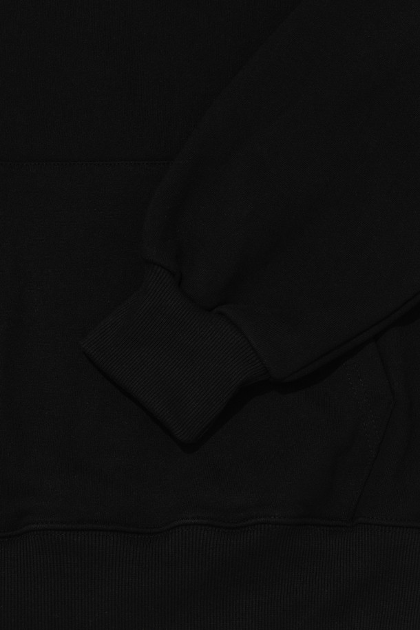 [기모선택] 아치 로고 후드티셔츠 (블랙)는 캐주얼하고 미니멀한 스타일을 추구하는 분들을 위한 데일리 아이템입니다. 부드러운 촉감의 면 소재에 기모 안감을 더해 가을, 겨울 시즌 따뜻하게 착용할 수 있습니다. 세미 오버핏으로 편안한 착용감을 선사하며, 아치 로고 디자인이 돋보이는 후드티셔츠입니다. 긴 소매 기장과 두꺼운 두께감으로 보온성을 높였으며, 일상생활에서 폭넓게 활용하기 좋습니다. 블랙 컬러로 어떤 하의와도 쉽게 매치하여 캐주얼한 무드를 연출할 수 있습니다.
