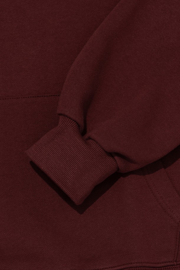 **[기모선택] 웨이브 로고 후드티셔츠 (와인/카키)**는 가을, 겨울 시즌에 따뜻하게 착용할 수 있는 후드 티셔츠입니다. 면, 폴리에스테르 혼방 소재에 기모 안감을 더해 부드러운 촉감을 선사하며, 두꺼운 두께감으로 보온성을 높였습니다. 캐주얼 스타일의 이 티셔츠는 세미 오버핏으로 편안한 착용감을 제공하며, 와인과 카키 두 가지 색상으로 제공됩니다. 웨이브 로고 디자인이 돋보이며, 세탁 후 변형을 최소화하여 오래도록 즐겨 입을 수 있습니다.
