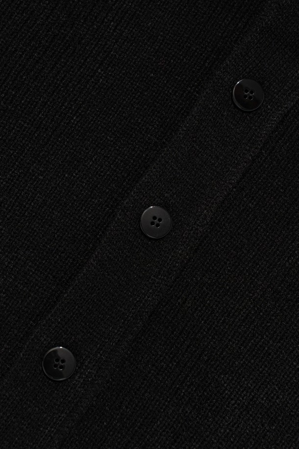 HERITAGE KNIT V-NECK CARDIGAN (BLACK)은 일상과 캐주얼 스타일에 활용하기 좋은 남녀 공용 브이넥 가디건입니다. 부드러운 니트 소재로 제작되어 편안한 착용감을 선사하며, 봄, 가을, 겨울 계절에 걸쳐 활용 가능합니다. 루즈핏과 릴랙스핏으로 디자인되어 여유로운 실루엣을 연출하며, 무지 패턴과 블랙 컬러로 미니멀하고 클래식한 분위기를 더합니다. 긴 소매 기장과 보통 및 두꺼운 두께감으로 다양한 스타일링이 가능하며,  ORIGINAL PROJECT LINE만의 감성을 느낄 수 있습니다.
