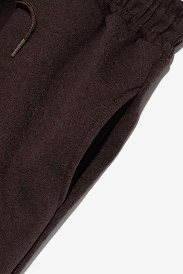 STRONG WAVE (스트롱 웨이브)의 넉넉한 와이드 핏으로 편안함을 강조한 네핑 와이드 스웨트 팬츠입니다. 부드러운 촉감의 면, 폴리에스테르 혼방 소재에 기모 안감을 더해 가을, 겨울 시즌에도 따뜻하게 착용할 수 있습니다. 허리 밴딩, 핀턱 디테일, 밑단 스트링으로 편안한 착용감과 스트릿 스타일을 연출하며, 브라운 컬러와 무지 디자인으로 어떤 상의와도 쉽게 매치할 수 있습니다. 넉넉한 오버핏과 루즈핏으로 활동성을 높였으며, 사이드 포켓으로 실용성까지 더했습니다. 남녀 모두 착용 가능한 제품으로, 데일리룩과 스트릿 패션을 즐겨 입는 분들께 추천합니다.
