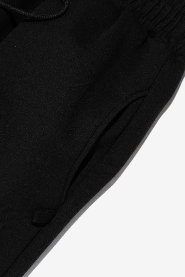 STRONG WAVE (스트롱 웨이브) NAPPING (내핑) 와이드 스웨트 팬츠 (블랙)는 겨울철 따뜻함과 스타일을 동시에 잡을 수 있는 남녀공용 바지입니다. 부드러운 면과 폴리에스테르 혼방 소재로 제작되어 편안한 착용감을 선사하며, 기모 안감으로 보온성을 높였습니다. 넉넉한 와이드 핏과 루즈핏으로 편안한 활동성을 보장하며, 전면 핀턱 디테일로 포인트를 더했습니다. 밑단 스트링과 사이드 포켓이 있어 실용성을 높였으며, 캠핑룩, 집콕룩, 캐주얼, 스트릿, 미니멀 스타일 모두 소화 가능한 활용도 높은 아이템입니다.
