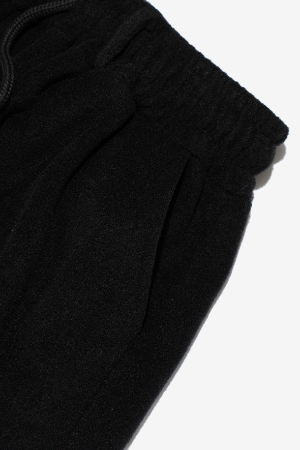 CB 플리스 와이드 스트리트 팬츠 (블랙)는 겨울과 가을에 착용하기 좋은 유니섹스 팬츠입니다. 부드러운 플리스와 폴리에스테르 소재로 제작되어 편안한 촉감을 제공하며, 루즈핏, 배기핏, 와이드핏으로 편안한 착용감을 선사합니다. 무지 디자인에 두꺼운 두께감으로 보온성을 높였으며, 스트릿, 캐주얼 스타일을 연출하기 좋습니다. 밴딩 허리, 스트링, 사이드 포켓, 벌룬핏 디테일이 특징입니다.
