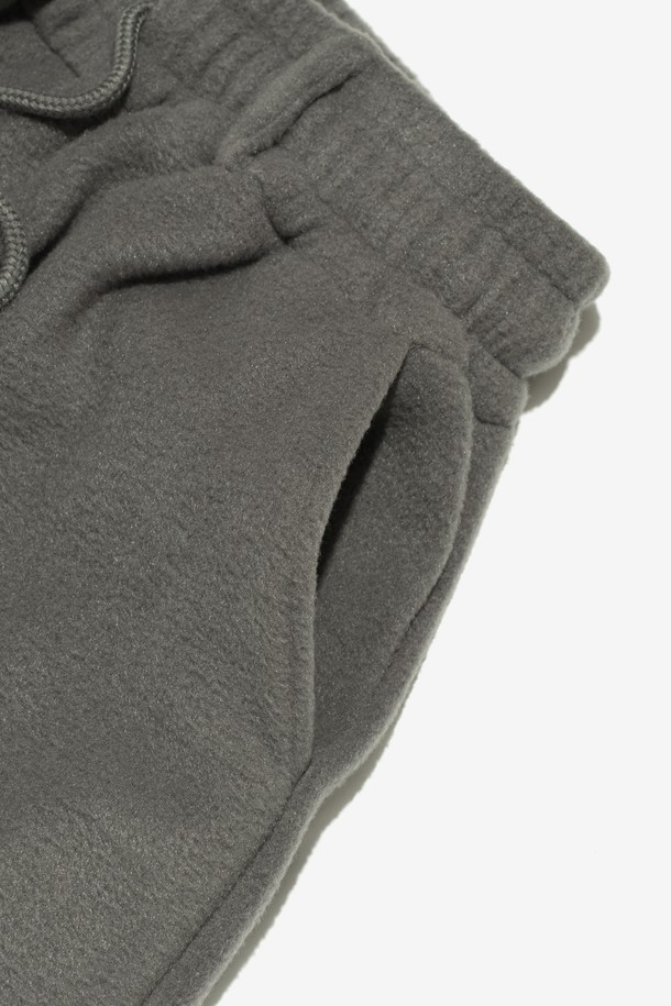 CB 플리스 와이드 스트리트 팬츠 (그레이)는 남녀 모두 착용 가능한 플리스 소재의 긴 바지입니다. 가을, 겨울 시즌에 적합하며, 넉넉한 와이드 핏과 벌룬핏, 루즈핏으로 편안한 착용감을 제공합니다. 안감은 기모 처리되어 부드러운 촉감과 보온성을 높였으며, 밴딩 허리로 활동성을 더했습니다. 일상, 스트릿, 집콕룩, 캠핑룩 등 다양한 TPO에 활용 가능하며, 스트리트, 캐주얼, 미니멀 스타일을 연출하기 좋습니다.
