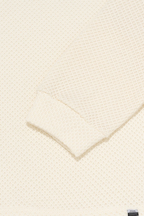 HARVEY FIT VINTAGE NAPPING KNIT (아이보리)는 부드러운 촉감의 기모 안감을 가진 두꺼운 니트 소재의 남녀 공용 라운드넥 긴소매 스웨터입니다. 캐주얼, 베이직, 미니멀 스타일을 지향하며, 봄, 가을, 겨울 계절에 활용하기 좋습니다. 레귤러핏으로 제작되어 편안한 착용감을 선사하며, 무지 와플 패턴으로 미니멀한 디자인을 강조했습니다. 일상 및 캐주얼 룩에 활용하기 좋은 아이템입니다.
