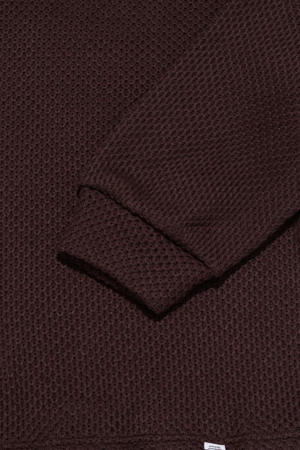 HARVEY FIT VINTAGE NAPPING KNIT (브라운)는 미니멀, 캐주얼, 클래식 스타일을 아우르는 유니섹스 니트 스웨터입니다. 가을과 겨울에 어울리는 두꺼운 두께감과 드라이한 터치감의 아크릴 소재로 제작되었으며, 기모 안감으로 보온성을 높였습니다. 라운드넥 디자인에 긴 소매, 세미 오버핏 또는 오버핏으로 연출 가능하며, 브라운, 그레이, 아이보리, 블랙 4가지 색상으로 출시되었습니다. 입체적인 조직감과 탄탄한 니트 조직이 특징이며, 데일리 및 캐주얼 룩에 활용하기 좋습니다.
