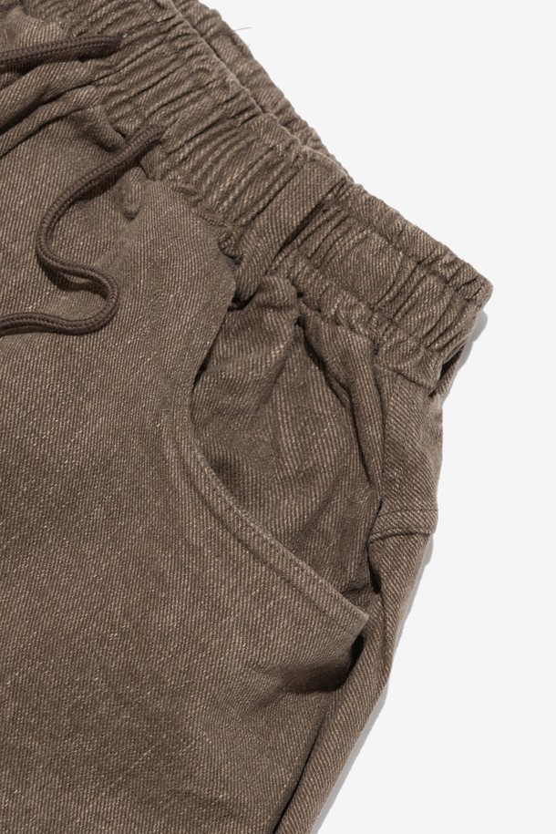 CB 커브드 벌룬 와이드 밴딩 팬츠 (브라운)는 유니섹스 디자인으로, 캐주얼, 스트릿, 미니멀 스타일을 모두 소화할 수 있는 활용도 높은 바지입니다. 면과 스판덱스 혼방의 부드러운 소재로 제작되어 편안한 착용감을 선사하며, 봄, 가을, 겨울 세 계절 모두 입기 좋습니다. 와이드, 오버핏, 벌룬 핏의 조화로 트렌디한 실루엣을 연출하며, 밴딩 허리 디자인으로 활동성을 높였습니다. 무지 디자인에 브라운 컬러로 어떤 상의와도 쉽게 매치하여 개성 있는 스타일을 완성할 수 있습니다.
