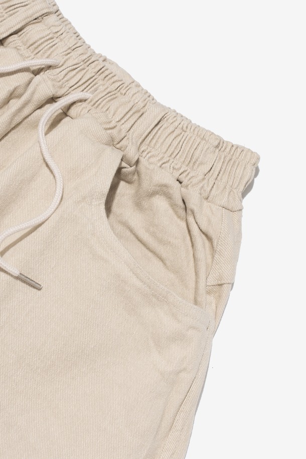 CB 커브드 벌룬 와이드 밴딩 팬츠 (아이보리)는 여성 및 남성 모두 착용 가능한 캐주얼, 스트릿, 미니멀 스타일의 밴딩 팬츠입니다. 부드럽고 편안한 면 스판덱스 혼방 소재에 두꺼운 두께감과 오버핏, 커브드 실루엣, 벌룬핏, 허리 스트링 디테일이 특징입니다. 안감은 패딩 처리되어 따뜻함을 더하며, 봄, 가을, 겨울 계절에 적합합니다. 와이드, 조거핏, 배기핏, 루즈핏의 다양한 핏으로 연출 가능하며, 아이보리 단일 컬러로 제공됩니다. 
