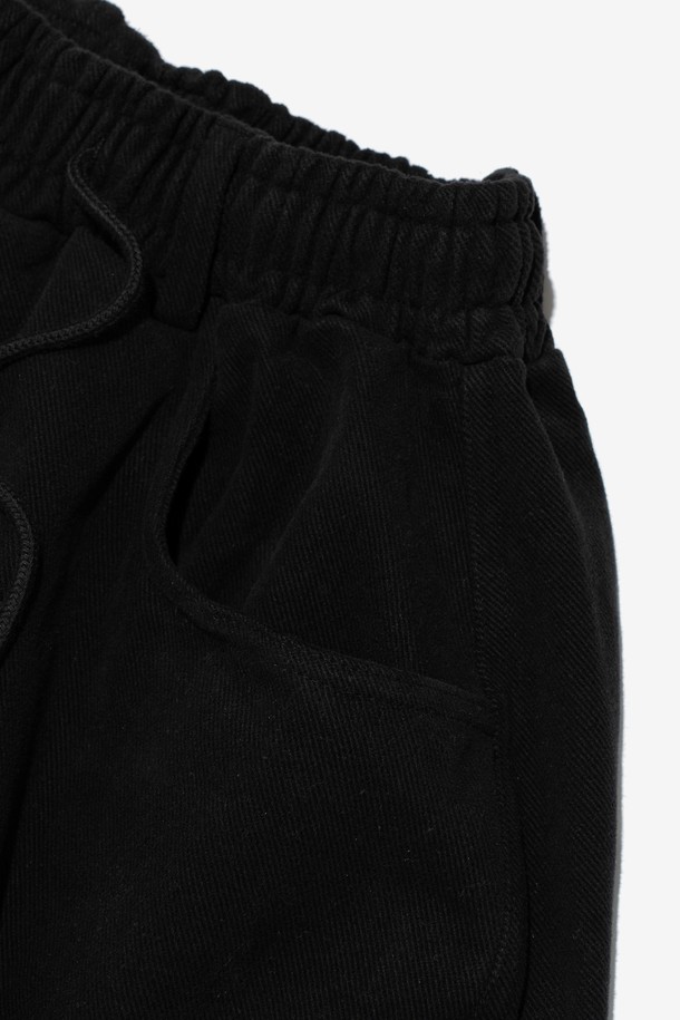 따뜻한 플리스 테이퍼드 카고 팬츠 (블랙)는 가을, 겨울 시즌 남녀 모두 착용 가능한 긴 기장의 캐주얼 카고 팬츠입니다. 부드러운 플리스, 면, 기모 소재를 사용하여 보온성을 높였으며, 밴딩 허리와 사이즈 조절 기능으로 편안한 착용감을 제공합니다. 루즈핏, 와이드핏, 테이퍼드 핏으로 다양한 스타일 연출이 가능하며, 무지 디자인으로 미니멀, 캐주얼, 스트릿 스타일을 연출하기 좋습니다. 출근룩으로도 활용하기 좋은 실용적인 아이템입니다.
