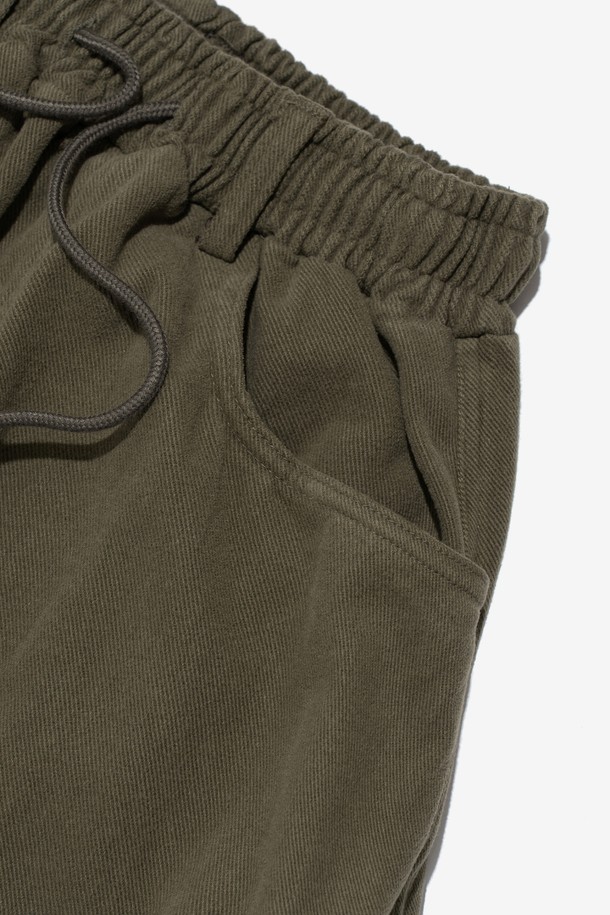 따뜻한 기모 안감으로 포근함을 더한 '웜 플리스 테이퍼드 카고 팬츠 (Khaki)'입니다. 캐주얼, 스트릿 스타일을 즐기는 유니섹스 고객을 위한 아이템으로, 가을, 겨울 시즌에 적합합니다. 부드러운 촉감의 면 소재에 넉넉한 루즈핏, 릴랙스핏으로 편안함을 선사하며, 허리 밴딩 디테일로 활동성을 높였습니다. 무지 디자인과 테이퍼드, 와이드, 루즈핏의 바지 핏으로 다양한 스타일 연출이 가능합니다. 두꺼운 두께감으로 따뜻하고, 실용적인 카고 팬츠의 매력을 느껴보세요.
