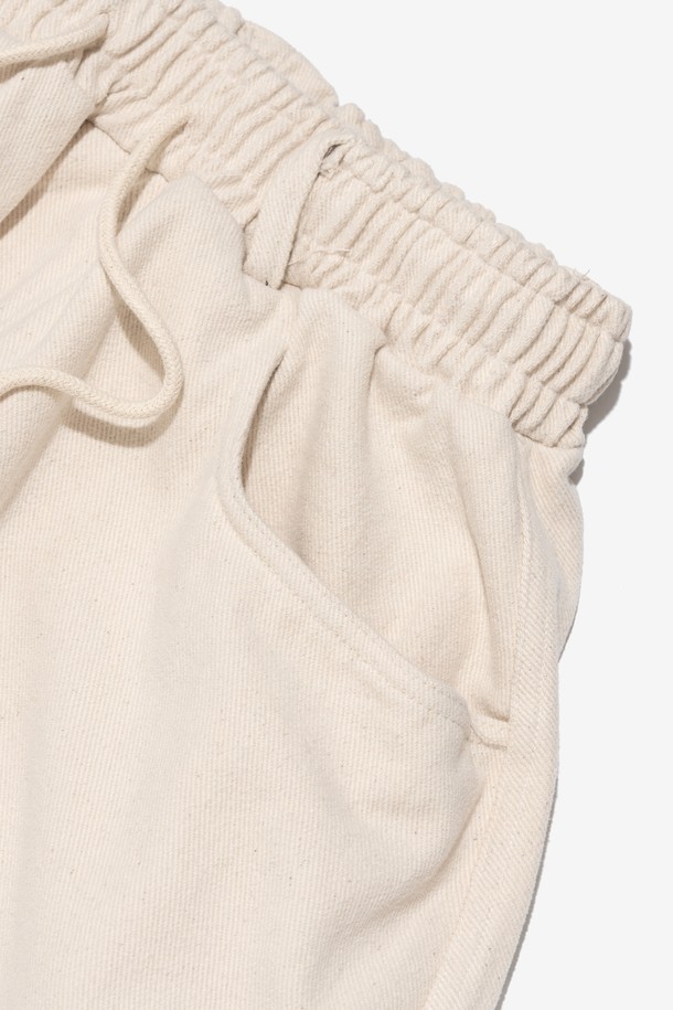 아이보리 컬러의 WARM FLEECE 테이퍼드 카고 팬츠는 남녀공용으로, 가을과 겨울에 따뜻하게 입을 수 있는 제품입니다. 부드러운 기모 안감과 면 혼방 소재로 제작되어 편안한 착용감을 선사하며, 와이드, 테이퍼드, 벌룬 핏으로 다양한 스타일을 연출할 수 있습니다. 밴딩과 스트링으로 허리 조절이 용이하며, 캐주얼, 스트릿, 미니멀 스타일을 즐겨 입는 분들께 추천합니다. 캠핑룩, 산책룩 등 활동적인 TPO에도 잘 어울립니다. 두께감 있는 원단으로 보온성을 높였습니다.
