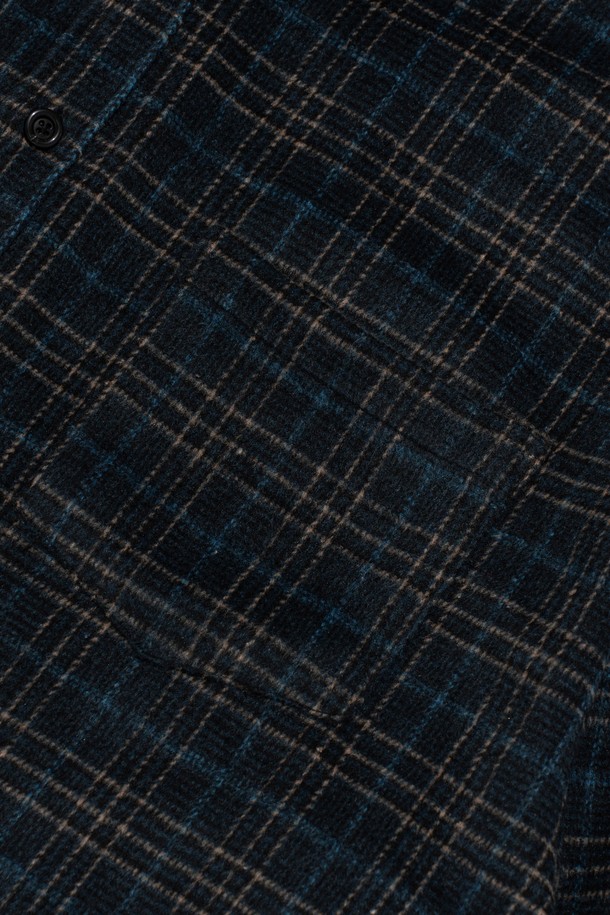 HEAVY LIGHT OVER NAPPING 체크 셔츠 (그린)는 가을과 겨울에 어울리는 남녀공용 셔츠입니다. 부드러운 기모 소재와 두꺼운 두께감으로 포근한 착용감을 선사하며, 오버핏 디자인과 넉넉한 기장으로 편안한 활동성을 제공합니다. 캐주얼, 스트리트, 클래식 등 다양한 스타일 연출에 활용 가능한 체크 패턴 셔츠입니다. 칼라넥과 긴 소매 디자인으로 깔끔하면서도 세련된 분위기를 연출할 수 있습니다. 일상생활에서 폭넓게 활용하기 좋은 아이템입니다.
