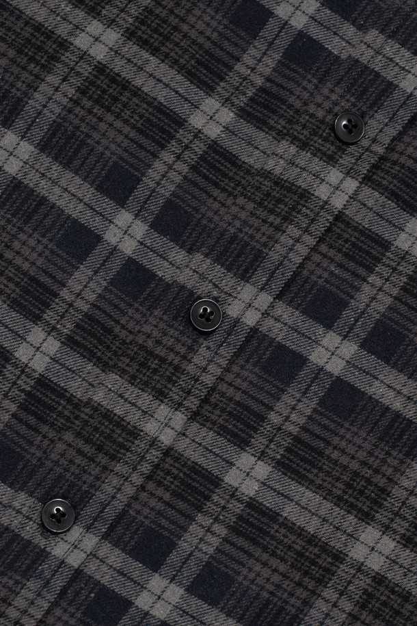 MONO OVER 루즈 핏 체크 셔츠 (블랙)는 어떤 자리에도 잘 어울리는 남녀공용 셔츠입니다. 부드러운 면 소재로 제작되어 편안한 착용감을 선사하며, 봄, 가을, 겨울 모두 활용 가능합니다. 베이직하면서 캐주얼한 스타일로, 출근룩이나 모임룩 등 다양한 TPO에 매치하기 좋습니다. 롱 기장의 오버핏과 루즈핏으로 편안함은 물론, 트렌디한 스타일을 연출합니다. 블랙 컬러의 체크 패턴이 돋보이는 이 셔츠는 캐주얼, 클래식, 미니멀한 스타일을 즐겨 입는 분들께 추천합니다.
