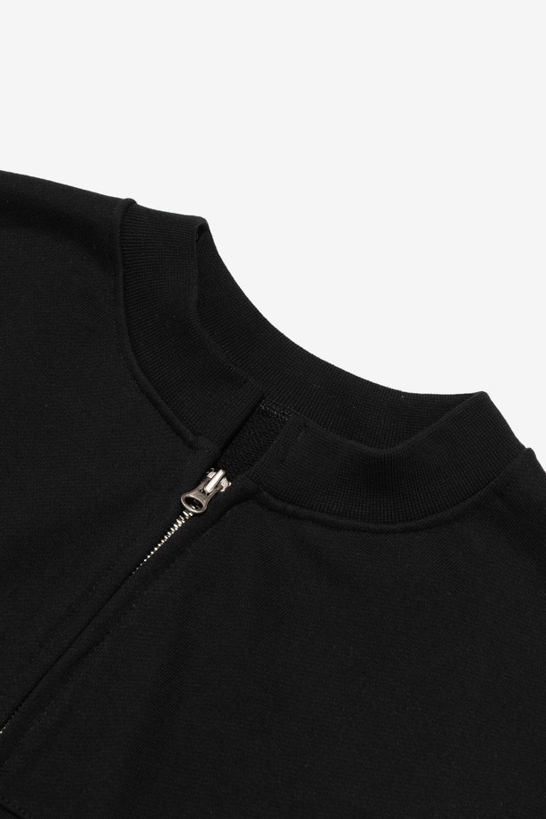 HEAVY WORK OVER FIT SWEAT SETUP (BLACK)는 캐주얼, 스트릿, 미니멀 스타일을 추구하는 유니섹스를 위한 헤비웨이트 스웨트 셋업입니다. 두껍고 도톰한 두께감의 면 소재로 제작되어 부드럽고 편안한 착용감을 선사합니다. 오버핏과 루즈핏으로 트렌디한 실루엣을 연출하며, 라운드넥과 집업 디자인을 선택할 수 있습니다. 무지 블랙 컬러에 구조적인 절개와 포켓 배치를 더해, 일상과 캐주얼 룩에 포인트를 더합니다. 봄, 가을, 겨울 계절에 활용하기 좋은 아이템입니다.
