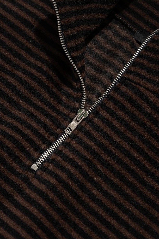 STRIPE HALF ZIP-UP FLEECE (BROWN)는 가을, 겨울 시즌에 어울리는 유니섹스 상의 티셔츠입니다. 부드러운 촉감의 플리스와 폴리에스테르 소재로 제작되어 두꺼운 두께감과 높은 보온성을 제공하며, 가볍게 착용할 수 있습니다. 캐주얼, 베이직 스타일을 위한 오버핏 디자인으로, 드롭숄더와 하프 집업, 하프넥 디테일이 돋보입니다. 브라운 컬러 바탕에 스트라이프 패턴이 더해져 캐주얼하면서도 클래식한, 미니멀한 무드를 연출합니다. 긴 소매 기장으로 다양한 스타일링이 가능하며, 일상 및 캐주얼 룩에 활용하기 좋습니다.
