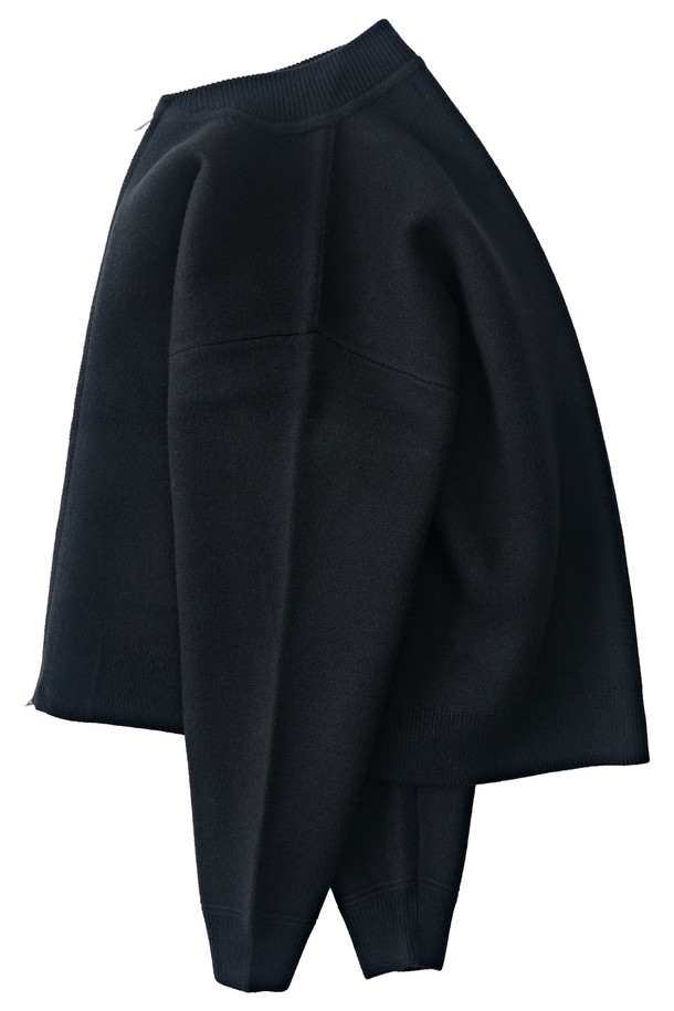 부드러운 촉감이 돋보이는 소프트 웜플랜 집업 가디건 (블랙)입니다. 모달, 폴리에스테르, 모 혼방의 부드러운 소재로 제작되어 편안한 착용감을 선사합니다. 미니멀, 베이직, 캐주얼 스타일을 아우르며, 라운드넥과 레귤러핏으로 디자인되었습니다. 봄, 가을, 겨울 모두 활용 가능한 긴소매 집업 가디건으로, 투웨이 지퍼 디테일이 돋보입니다. 일상복으로 활용하기 좋은 블랙 컬러의 무지 가디건입니다.
