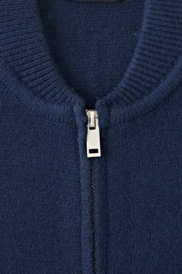 이 소프트 웜플랜 집업 가디건 (네이비)은 미니멀, 캐주얼, 클래식 스타일을 추구하는 유니섹스를 위한 제품입니다. 부드러운 모달, 폴리에스테르, 아크릴 혼방 소재로 제작되어 봄, 가을, 겨울 모두 착용 가능하며, 일상 및 캐주얼 룩에 적합합니다. 레귤러핏과 스탠다드 핏으로 편안함을 강조하며, 네이비 컬러의 무지 디자인이 어떤 스타일에도 쉽게 매치됩니다. 라운드넥 또는 하이넥으로 연출 가능하며, 투웨이 지퍼와 긴 소매로 실용성을 더했습니다. 출근룩으로도 활용 가능한 활용도 높은 아이템입니다.
