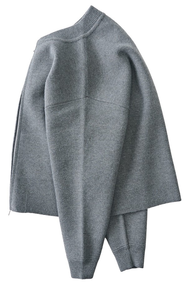 부드러운 촉감이 특징인 소프트 웜플랜 집업 가디건 (차콜)입니다. 미니멀하고 베이직한 디자인으로 일상 및 데일리룩에 활용하기 좋으며, 출근룩으로도 손색없습니다. 모달, 폴리에스테르, 아크릴 혼방 소재로 제작되어 봄, 가을, 겨울 세 계절 모두 착용 가능합니다. 레귤러핏과 스탠다드핏으로 편안한 착용감을 선사하며, 라운드넥과 긴 소매 기장으로 부드러운 분위기를 연출합니다. 투웨이 지퍼 디테일로 실용성을 더했습니다.
