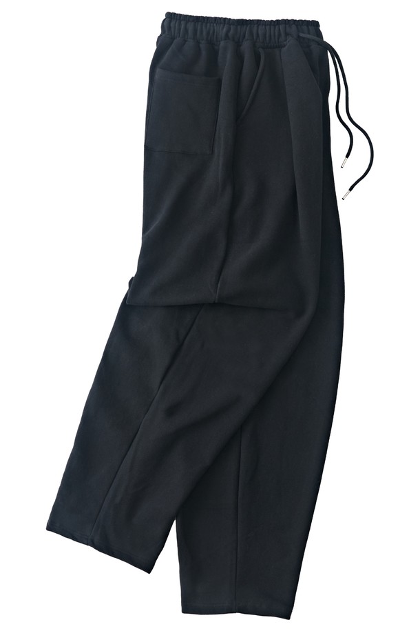 부드러운 촉감과 따뜻함을 선사하는 소프트 커브드 기모 스웨트팬츠 (블랙)입니다. 가을, 겨울 시즌에 어울리는 두꺼운 두께감과 기모 안감으로 포근하게 착용할 수 있습니다. 넉넉한 루즈핏과 와이드, 배기핏으로 편안한 활동성을 제공하며, 밴딩과 허리 스트링으로 허리 사이즈 조절이 용이합니다. 캐주얼, 베이직, 심플한 스타일을 즐기는 여성분들께 데일리룩, 집콕룩, 산책룩으로 추천합니다. 무지 패턴의 블랙 컬러로 어떤 상의와도 쉽게 매치하여 미니멀, 클래식한 스타일을 연출할 수 있습니다.
