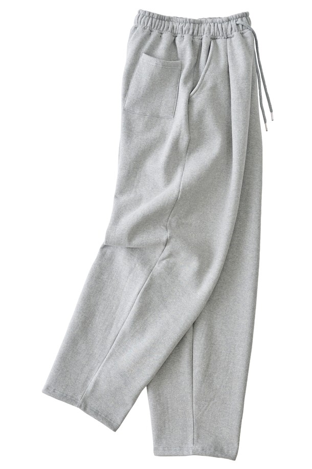 부드러운 촉감의 소프트 커브드 기모 스웨트팬츠 (그레이)입니다. 넉넉한 와이드, 루즈, 커브드 핏으로 편안한 착용감을 선사하며, 겨울, 가을 시즌에 따뜻하게 입을 수 있습니다. 안감은 기모 처리되어 보온성을 높였으며, 허리 밴딩과 스트링으로 조절 가능하고, 실용적인 포켓 디테일이 있습니다. 일상, 캐주얼룩은 물론, 집콕룩, 산책룩, 여행룩 등 다양한 TPO에 활용 가능하며, 캐주얼, 미니멀, 클래식 스타일을 즐겨 입는 분들께 추천합니다.
